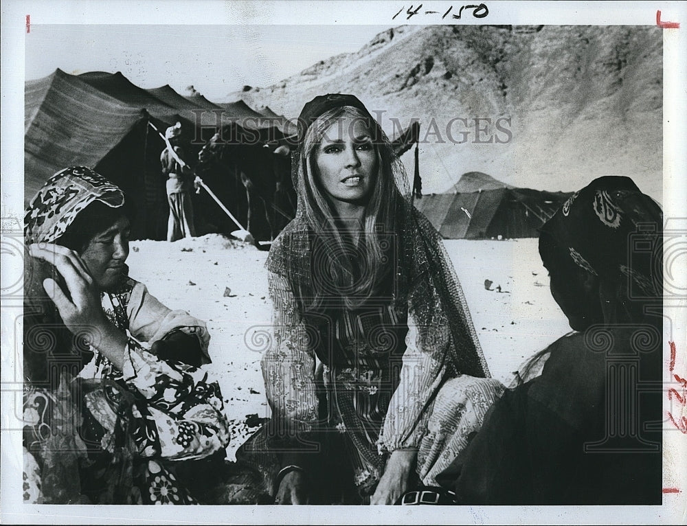 1982 Press Photo Actress, Model, Author Jennifer O&#39;Neill In Caravans - Historic Images