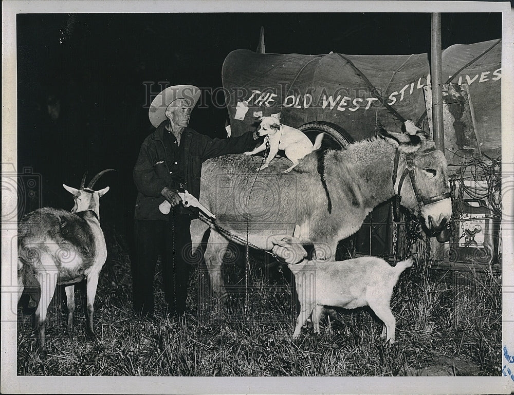 1955 Press Photo Frontiers Man Orville Ewing &amp; Companion Enchilad - Historic Images