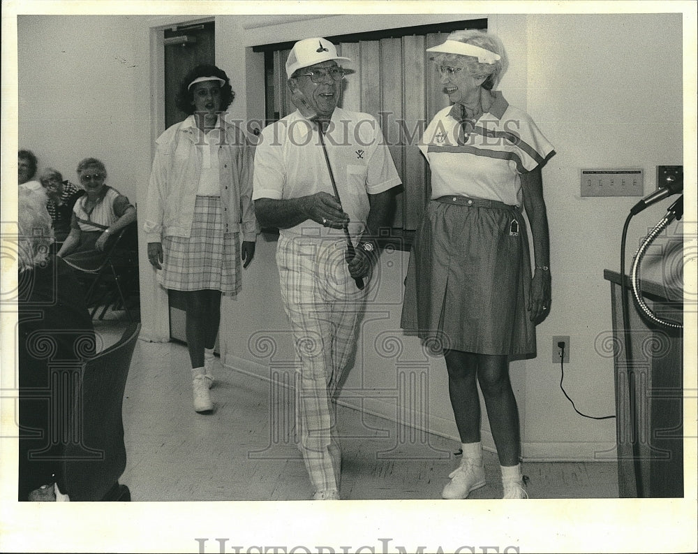 1991 Press Photo Connie Lewis Modeling Golf Wear with Reverend Thomas Leckrone - Historic Images
