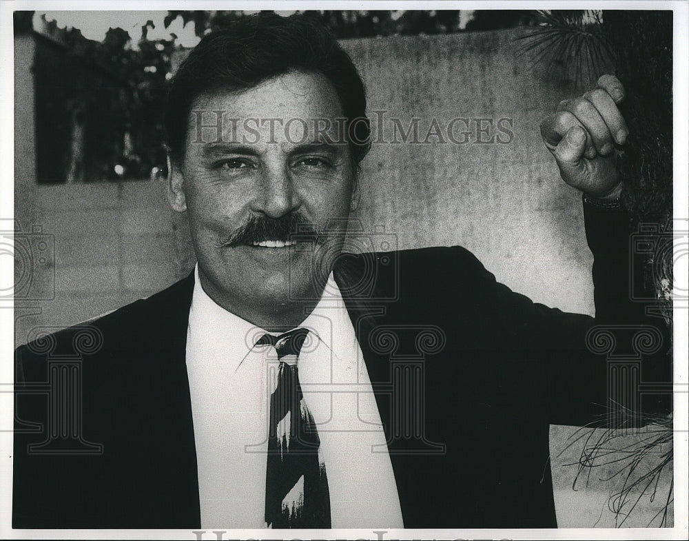 1988 Press Photo Actor, Narrator Stacy Keach In Hemingway - Historic Images