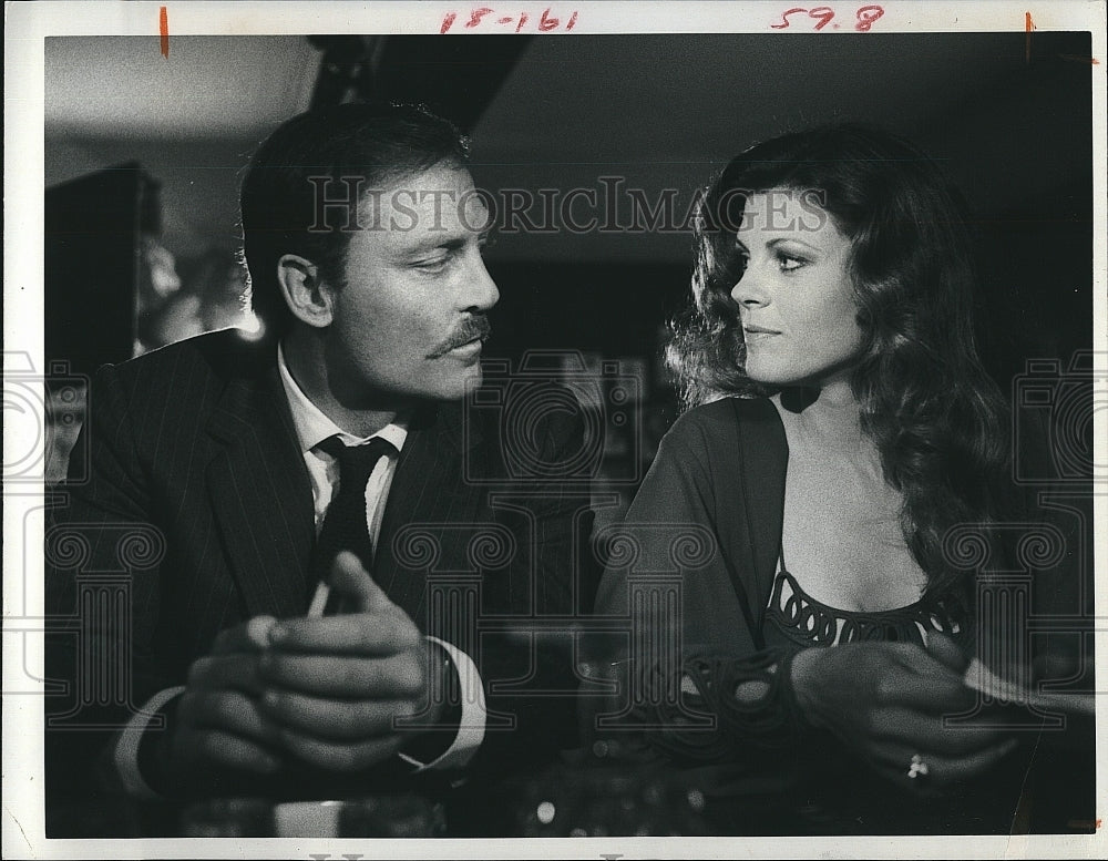 1984 Press Photo Actor Stacy Keach, Robyn Douglass In More Than Murder - Historic Images