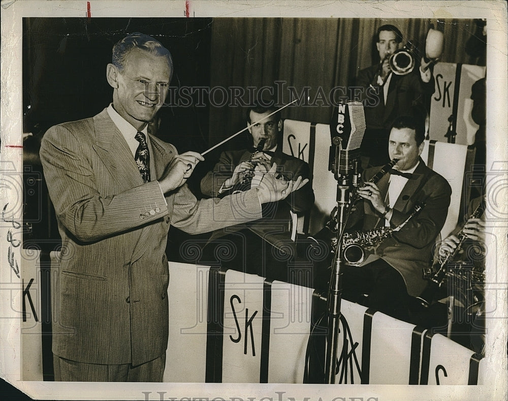 1955 Press Photo Bandleader Sammy Kaye - Historic Images