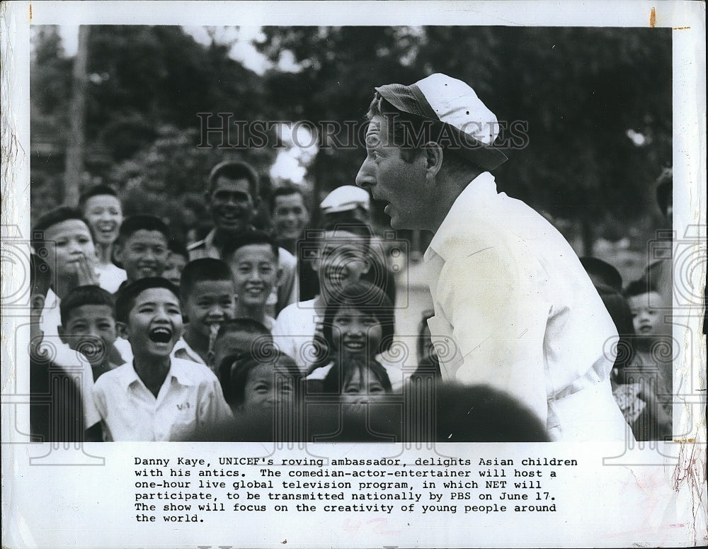 Press Photo Actor Danny Kaye Entertaining Asian Children UNICEF - Historic Images