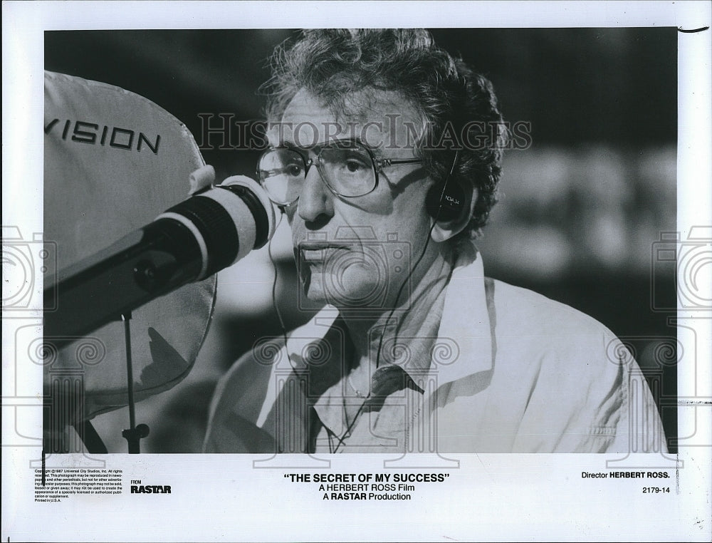 1987 Press Photo Herbert Ross, Director of &quot;Secret of My Success&quot; - Historic Images