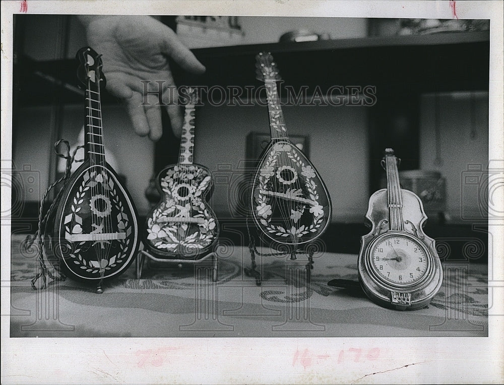 1967 Press Photo Tiny Miniature Guitars Owned Collector Christine Van Koevering - Historic Images