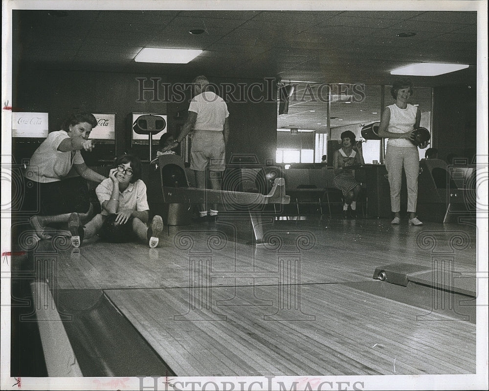 1966 Press Photo Discouraged Bowler Sitting Down in Lane After Gutter Ball - Historic Images