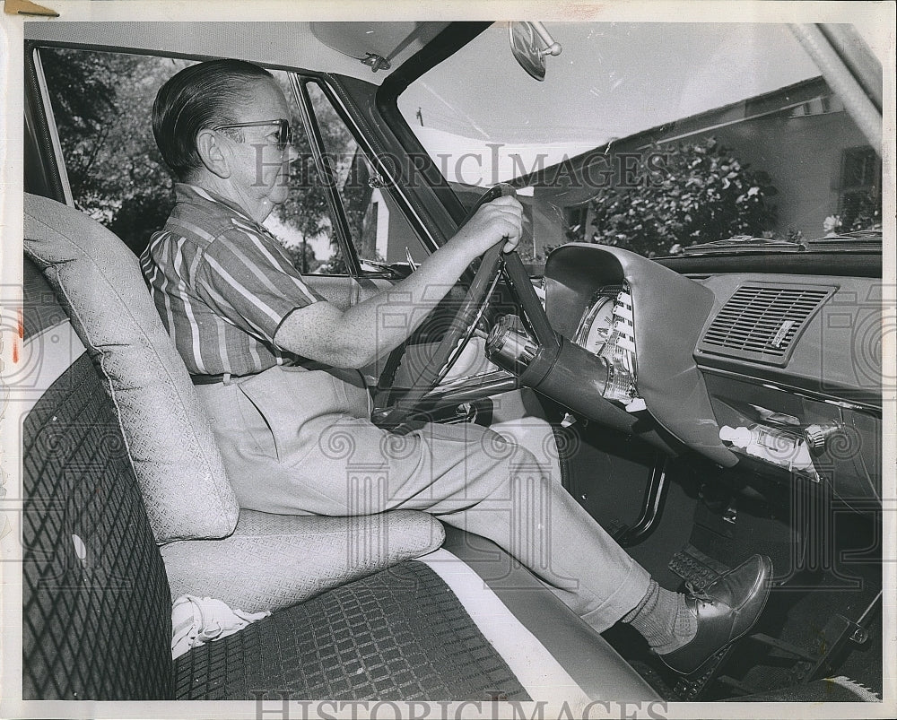 Press Photo Don Williams driving a compact car w/ a customized driver&#39;s seat - Historic Images