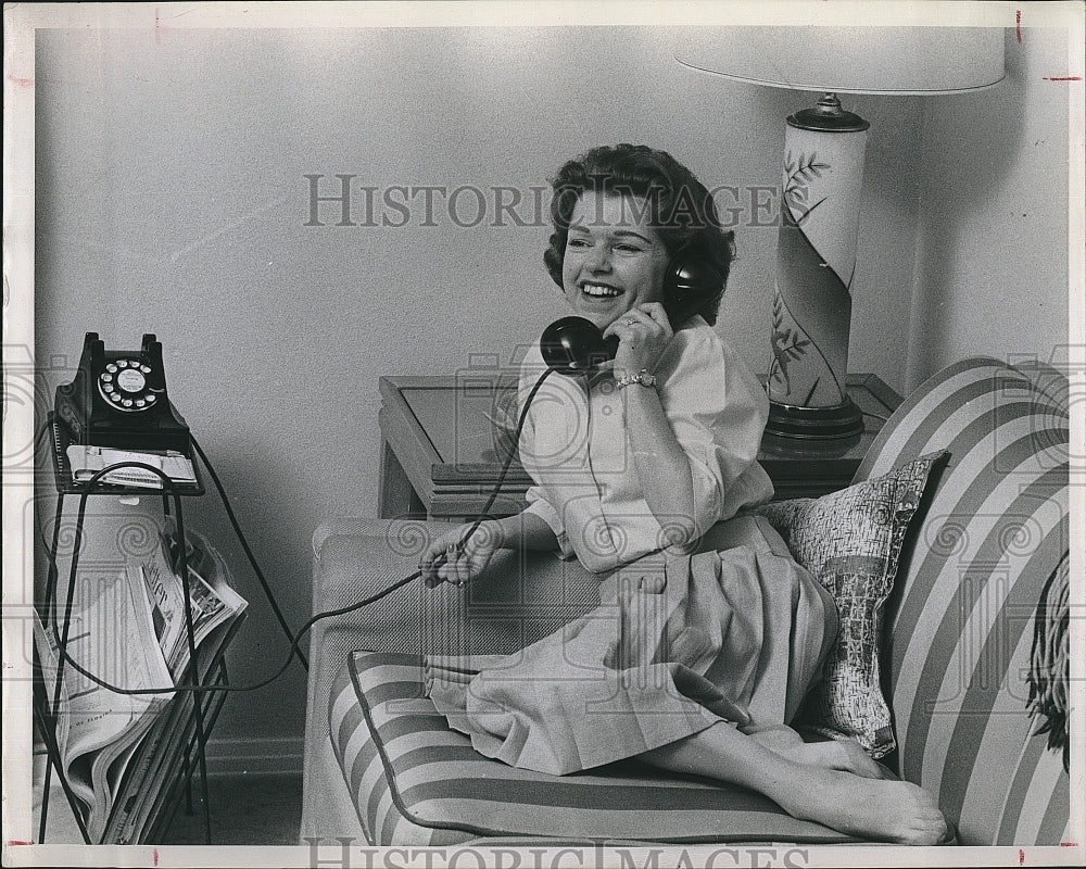 Press Photo Dortie Williams lying by the couch having conversation on the phone - Historic Images