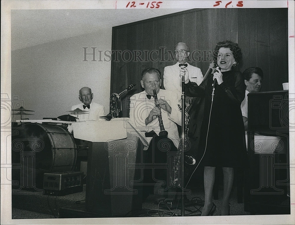 1967 Press Photo Dottie Williams a switch board operator by day - Historic Images