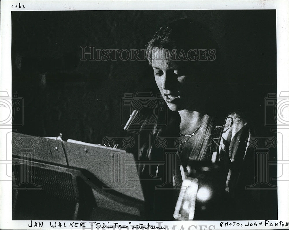 1982 Press Photo Singer Jan Walker Performing Olive Tree Restaurant - Historic Images