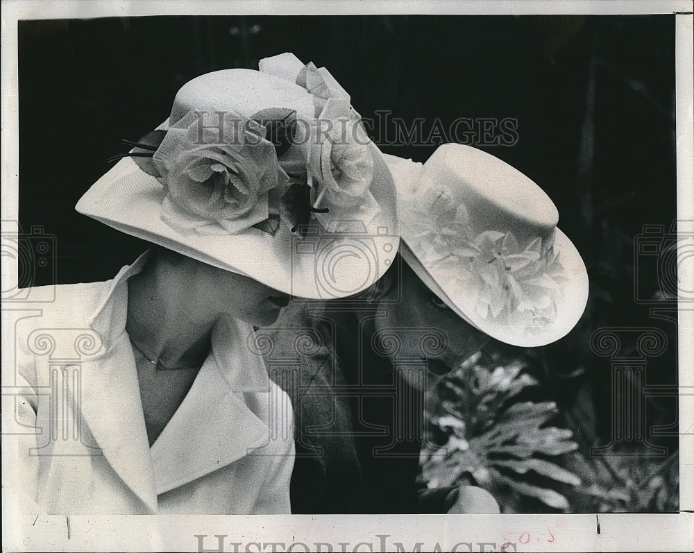 1979 Press Photo Womens Brimmed White Hats w Flowers by Mr. Charles, Bellini - Historic Images