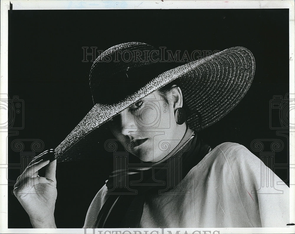 1984 Press Photo Women&#39;s Wide-Brim Straw Hat by Peg Nunn&#39;s Fashion - Historic Images