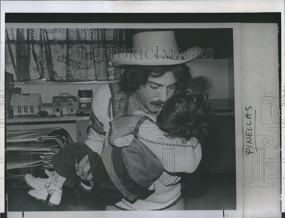 1978 Press Photo Singer Tony Orlando Holding Mentally Challenged Boy Clearwater - Historic Images