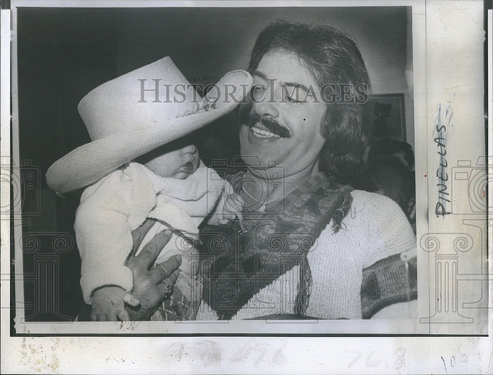 1978 Press Photo Singing Idol Tony Orlando Holding Infant Pinellas County - Historic Images