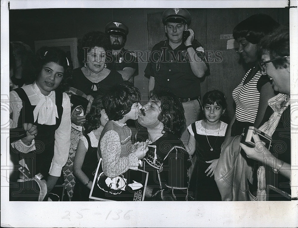 1978 Press Photo Singer Tony Orlando Kissing Girl Bayfront Center Performance - Historic Images