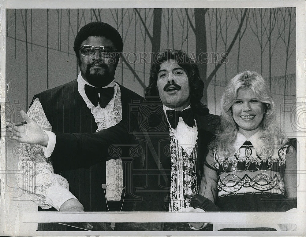 1974 Press Photo Tony Orlando And Dawn Show Hosts With Guest - Historic Images