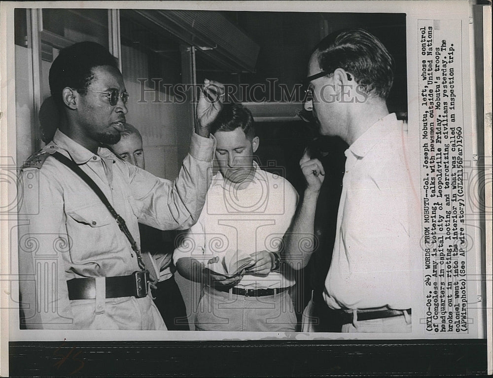 1960 Press Photo Colonel Joseph Mobutu Talking With Reporters Congo - Historic Images