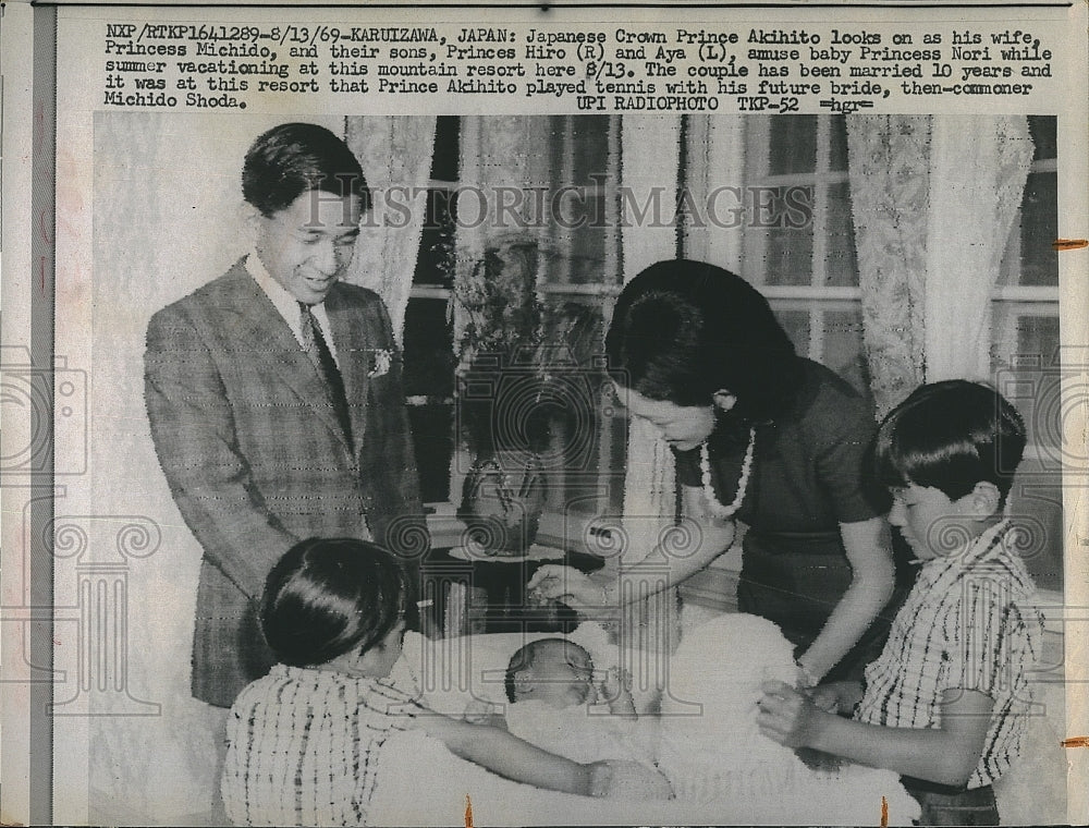 1969 Press Photo Japan Prince Akihito, Princess Michido, Children Hiro, Aya Nori - Historic Images