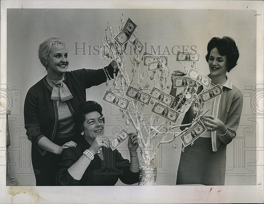 1963 Press Photo Panhellic Money Tree: Mrs. John Hall, Brenda Jagger - Historic Images