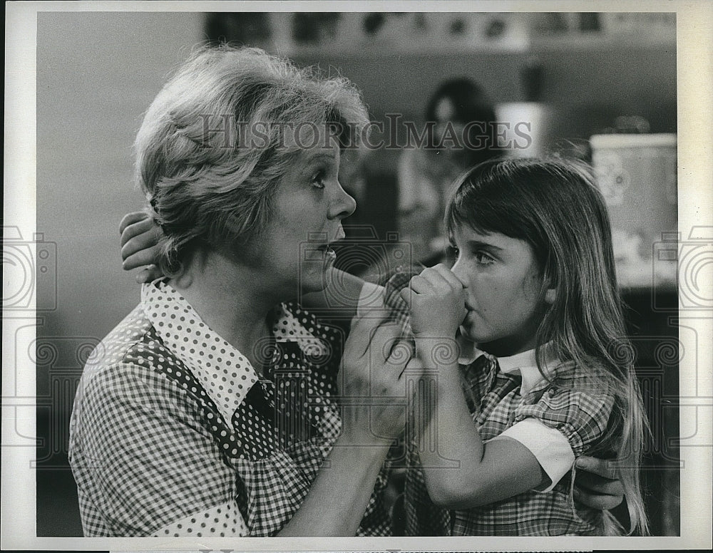 1977 Press Photo Rachel Roberts, Kyle Richards, &quot;A Circle of Children&quot; - Historic Images