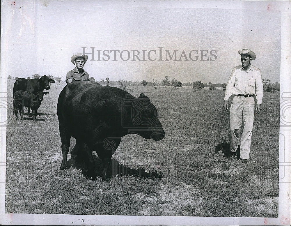 1958 Press Photo Raymond Robins, Burns and Young Bull Testing Center - Historic Images