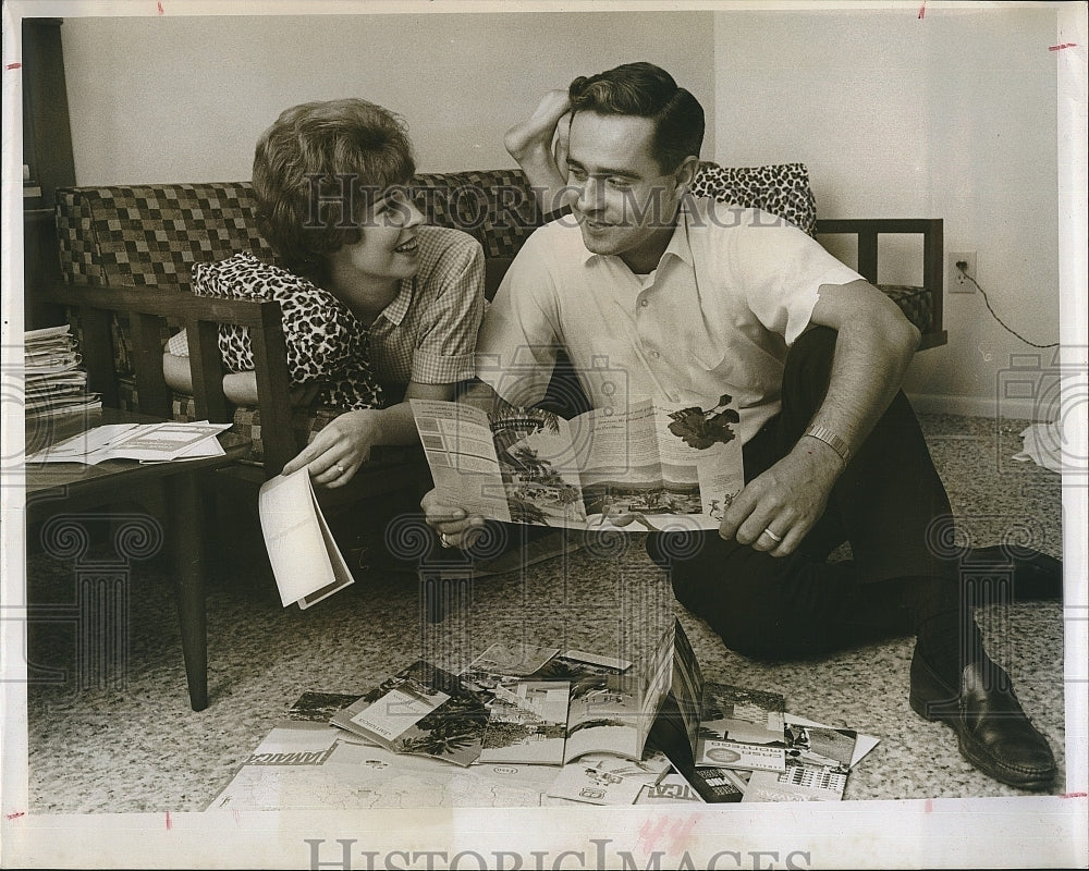 1964 Press Photo Don Rowland with Wife - Historic Images