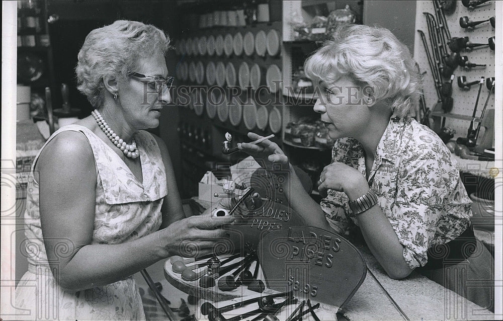 1963 Press Photo Customer at the Ladies Pipe store checking out merchandise - Historic Images