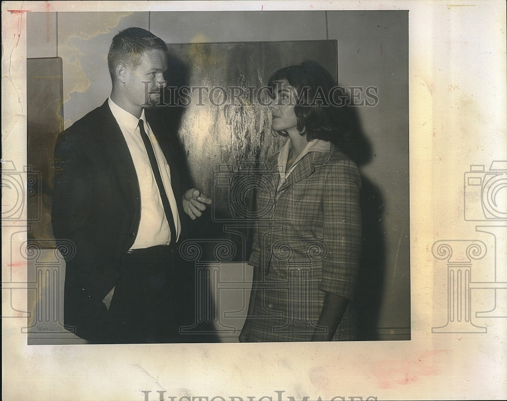 1963 Press Photo Jane Gross &amp; Craig Rubadoux discuss contrasting styles at - Historic Images