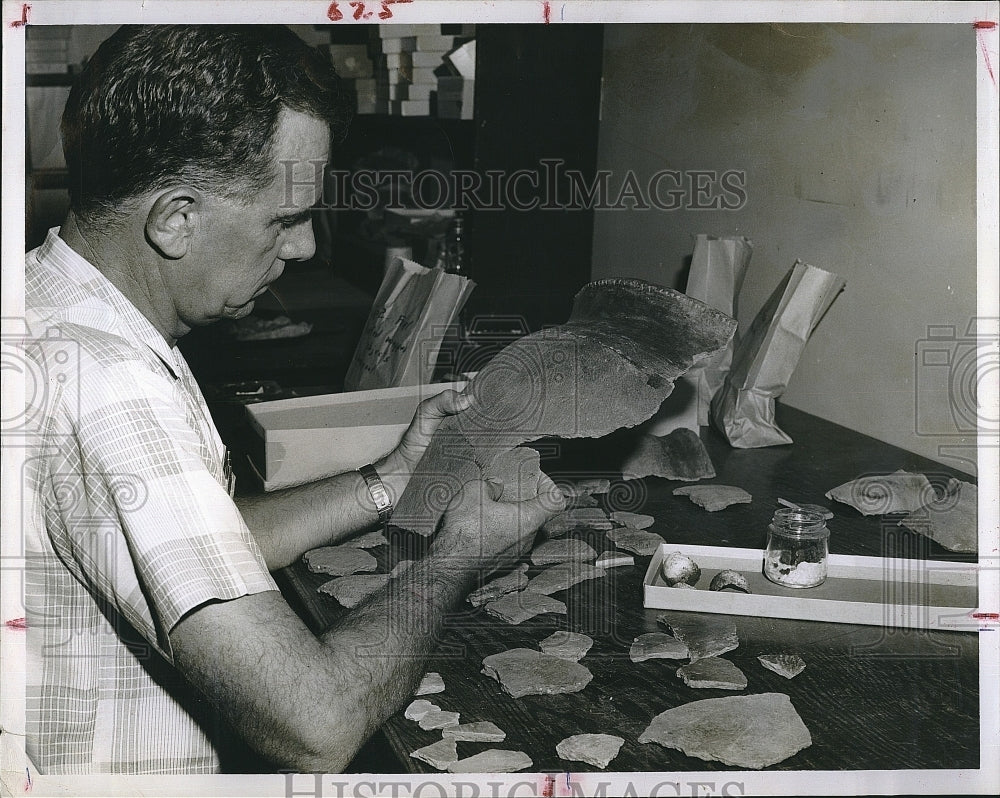 1962 Press Photo Pottery being examined by Dr Charles Fairbanks - Historic Images