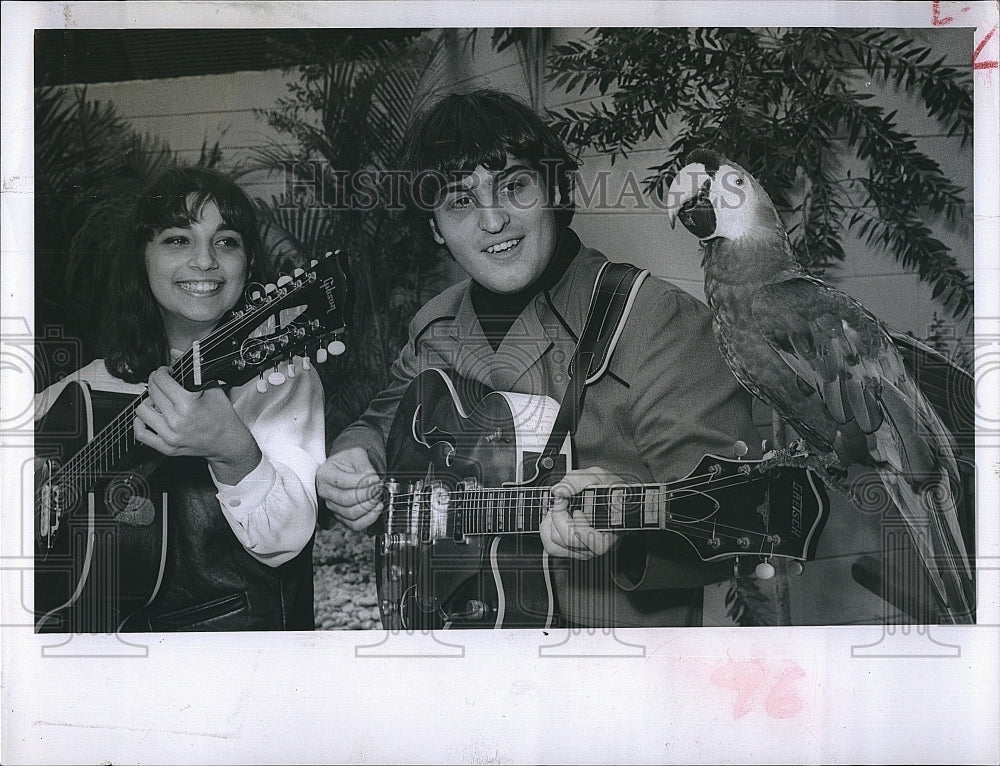 1965 Press Photo Folk singers Travis and Coventry Fair Child - Historic Images