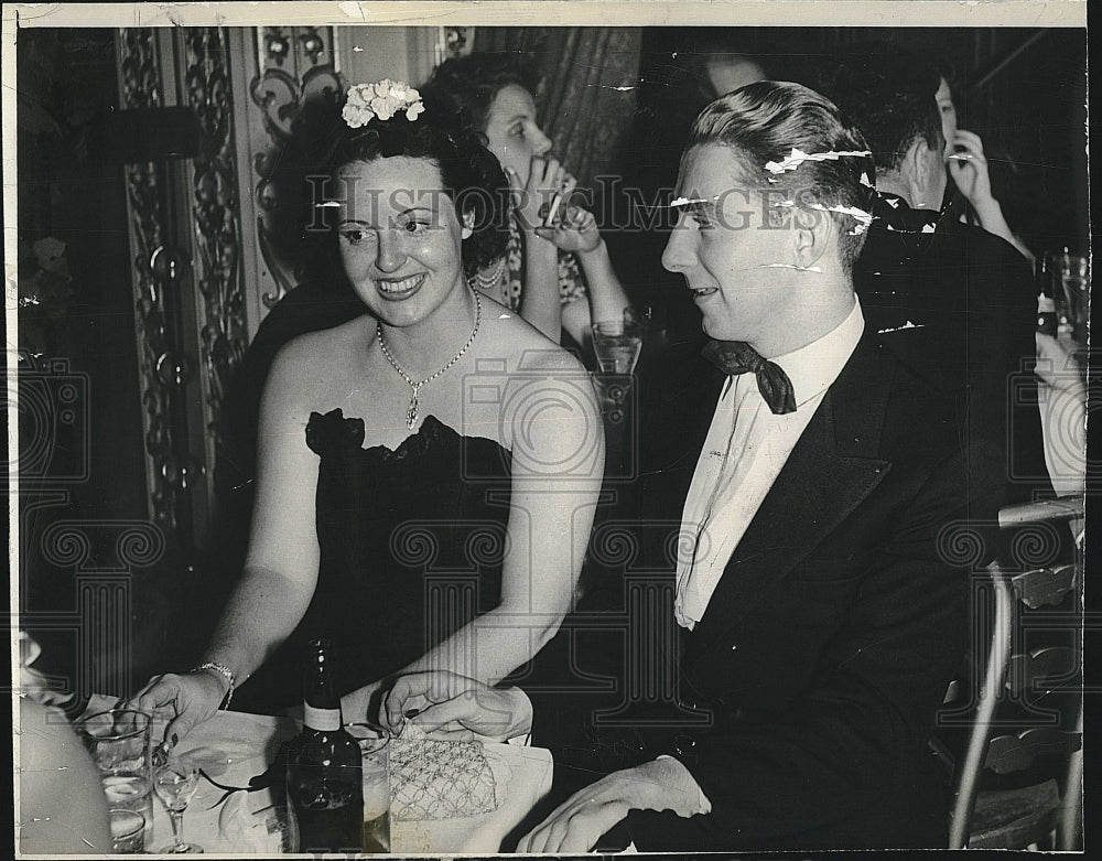 1952 Press Photo Mr and  Mrs Paul Walton at the Hotel Somerset - Historic Images