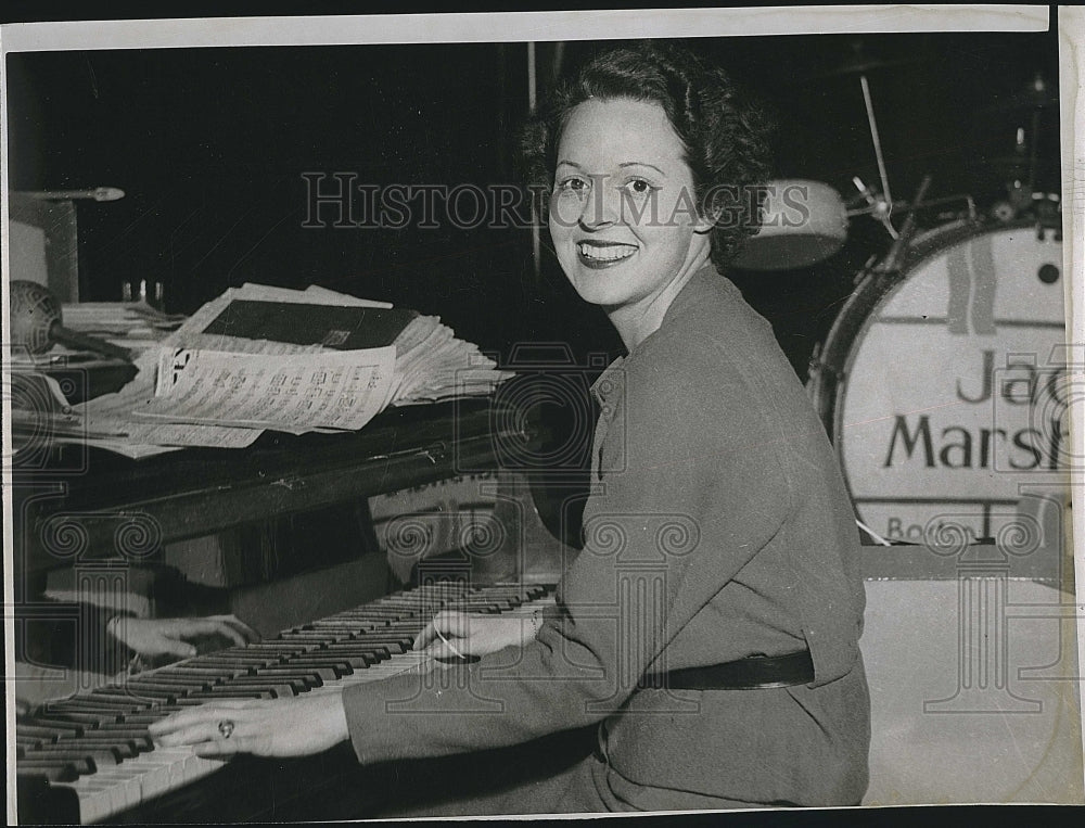 1953 Press Photo Mrs Paul Walton playing her piano - Historic Images