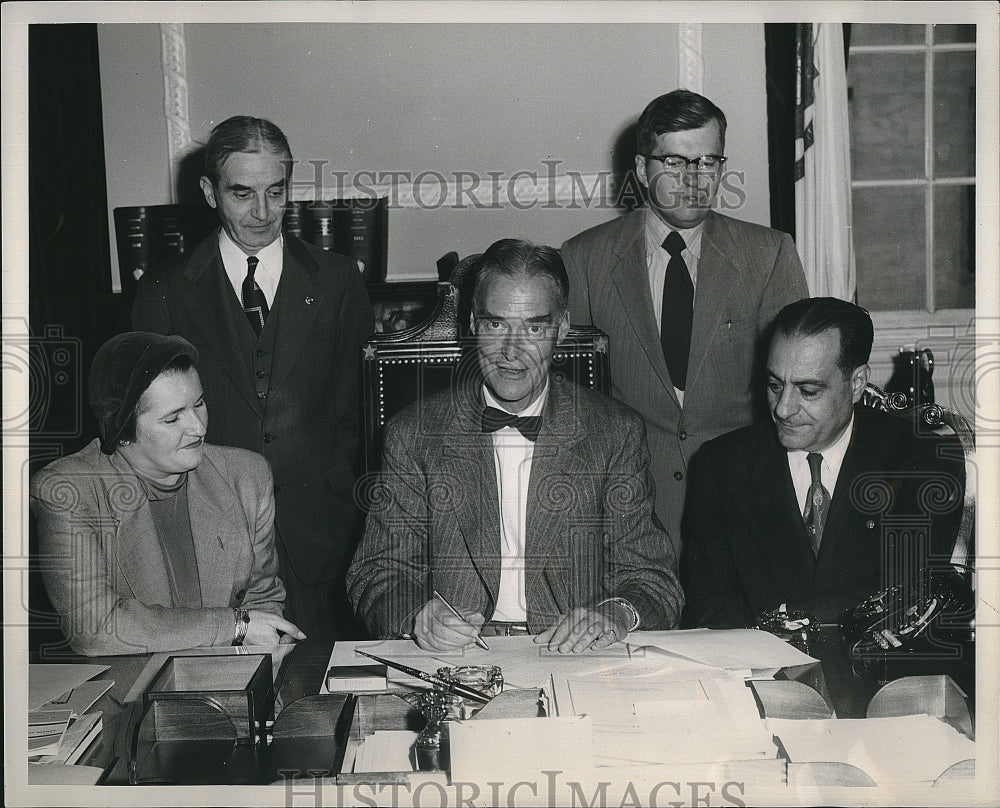 1953 Press Photo Gov Herter Signing the Proclamation for the Handicapped - Historic Images