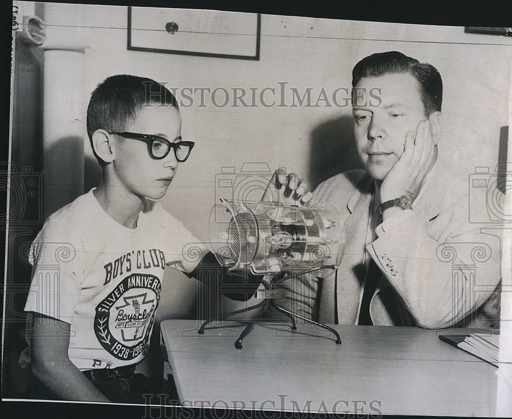 1963 Press Photo Billy Warren stumps Expert Ronald Toms on Einstein Theory - Historic Images