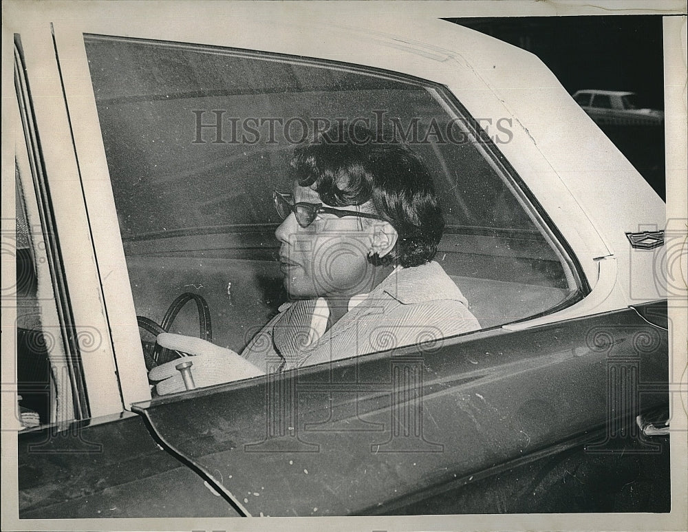 1966 Press Photo Clarone Reed in a rear of a police car after a tree crushed - Historic Images