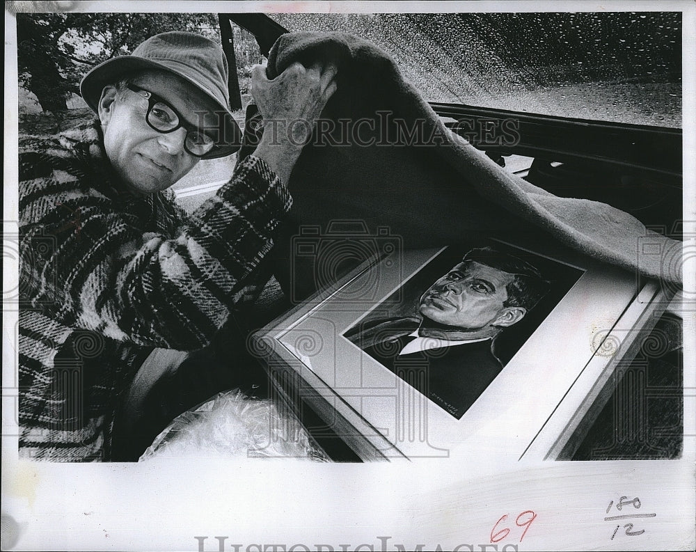 1977 Press Photo Artist Byron Reed display Prize-wining JFK Portrait. - Historic Images