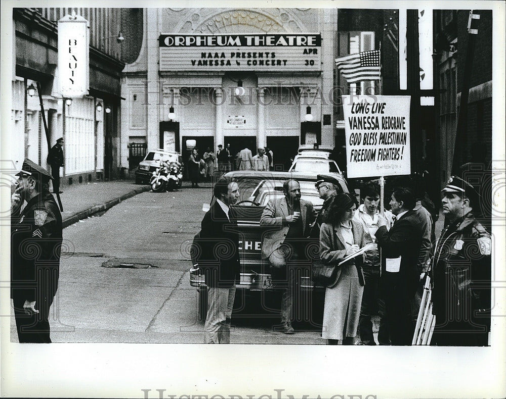 1982 Press Photo Police and People Gather outside the Vanessa Redgrave Concert - Historic Images