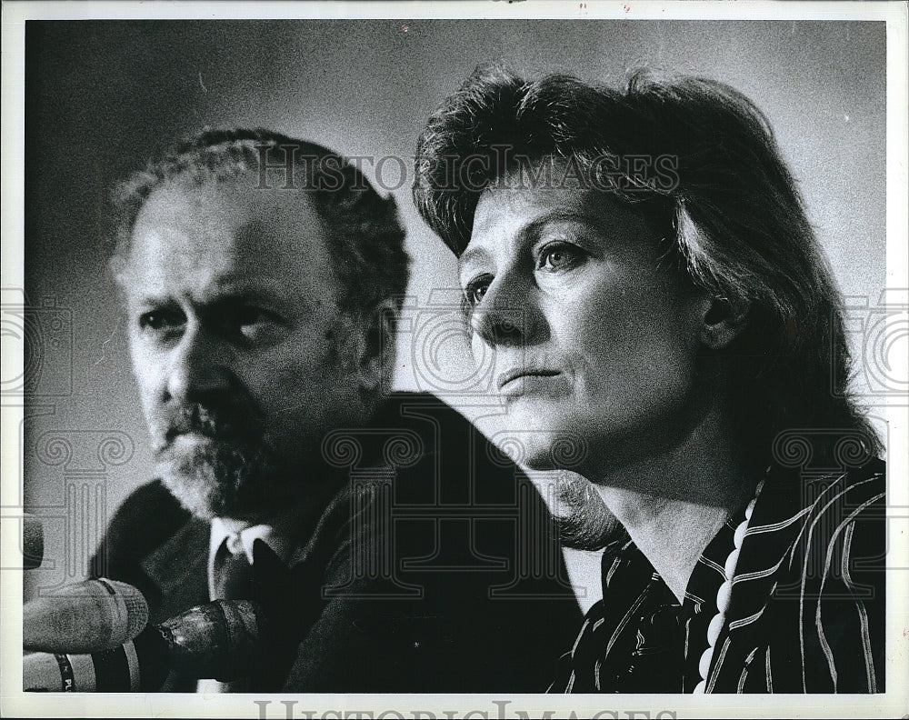 1985 Press Photo Actress Vanessa Redgrave talking to reporters - Historic Images