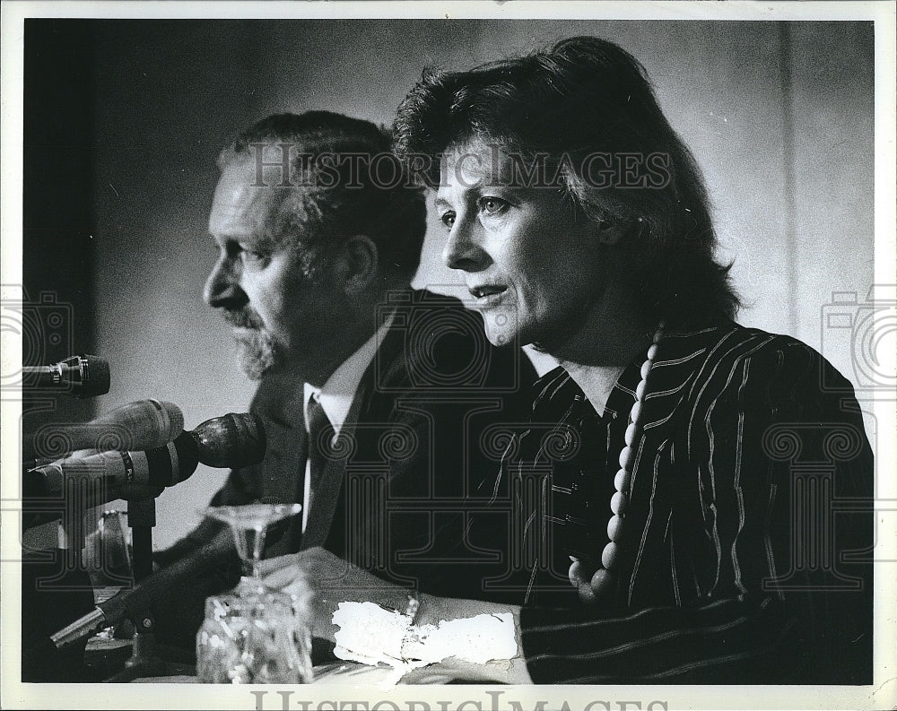 Press Photo Actress/Speaker talking with reporters - Historic Images