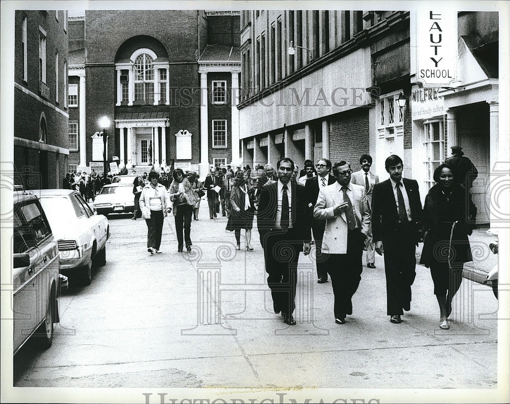 1982 Press Photo Concert Goers walking to the Vanessa Redgrave concert - Historic Images