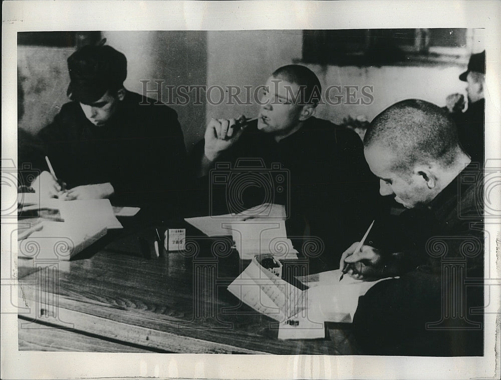 1955 Press Photo Daniel Schmidt, Harry Benjamin Jr &amp; Wallace Brown captive - Historic Images