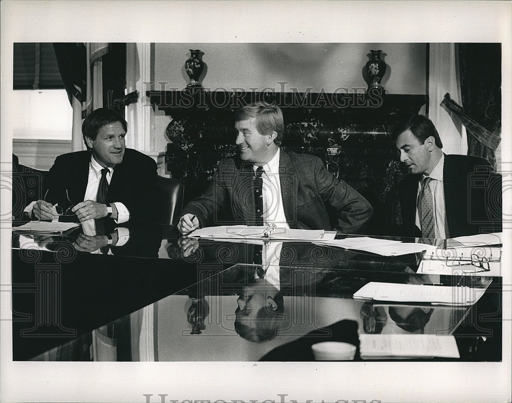 1992 Press Photo Harsihbarger, Bill Weld &amp; Paul Celluci chat at the Gov Council - Historic Images