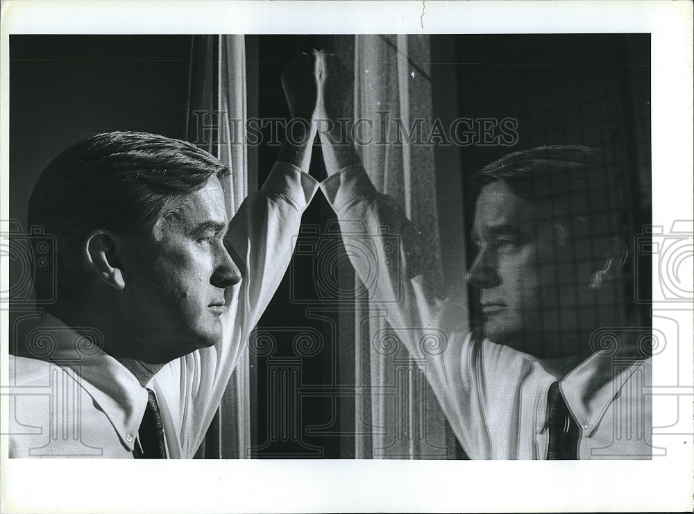 1991 Press Photo Gov Bill Weld looks at his reflection as he stands in his offic - Historic Images