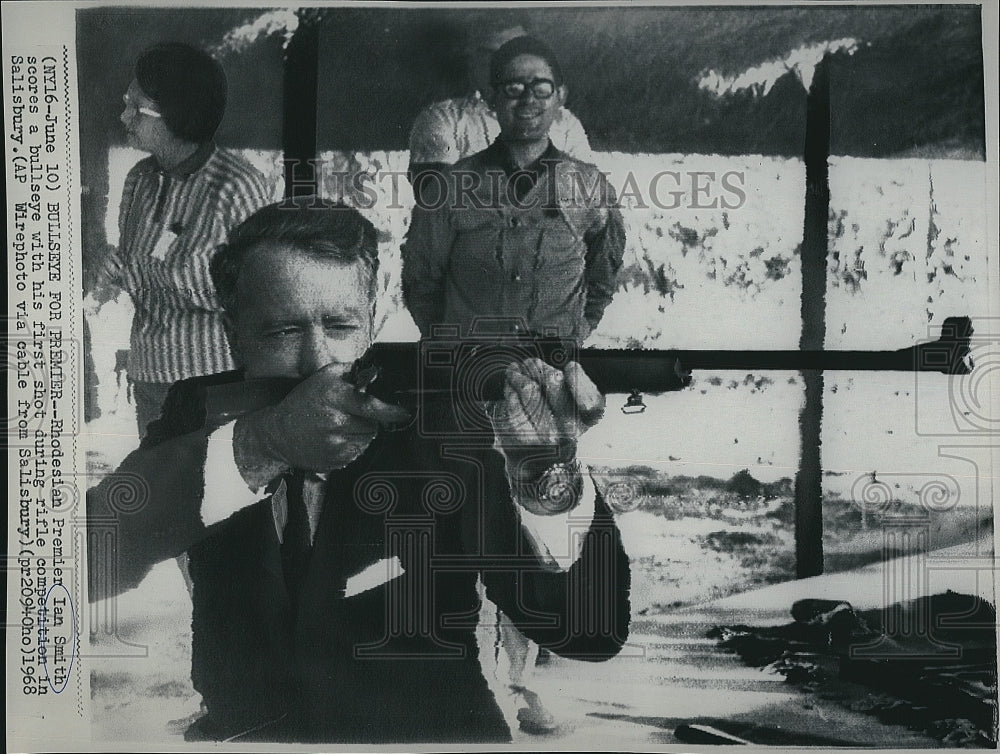 1968 Press Photo Ian Premier Ian Smith shooting rifle - Historic Images