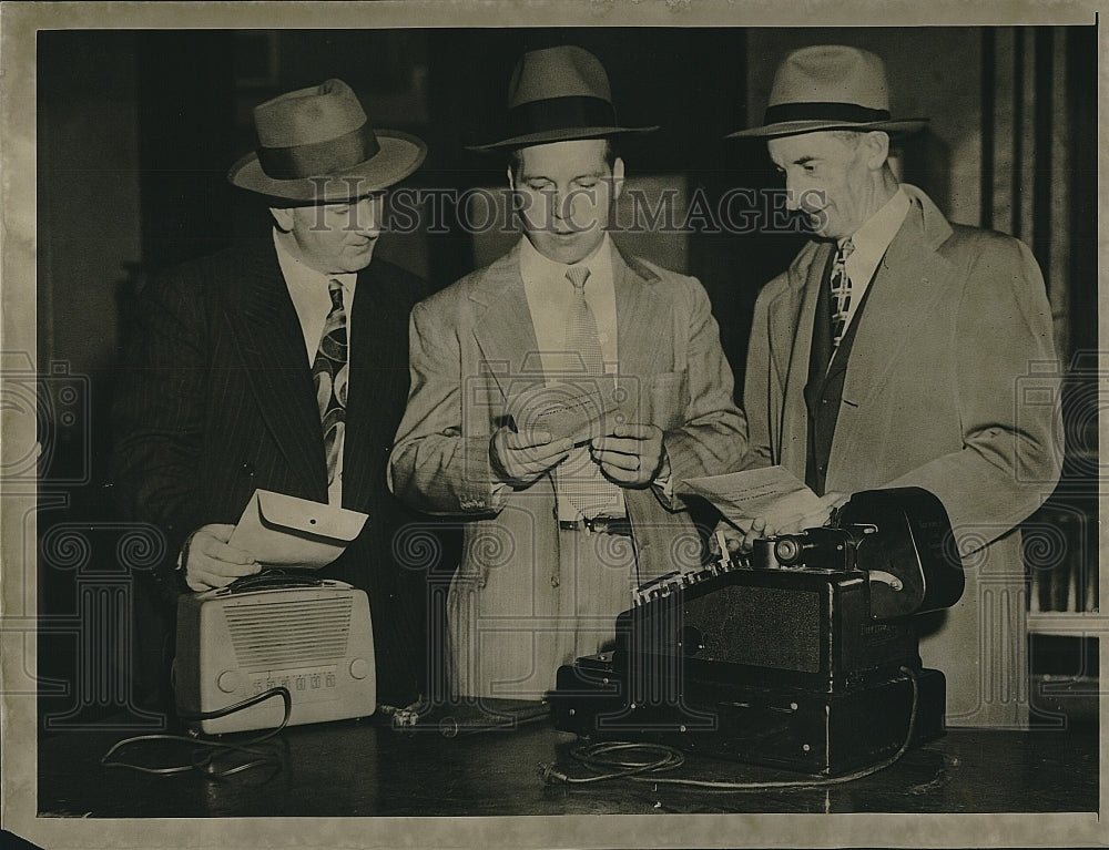 1950 Press Photo Det Joseph Smith &amp; Thomas Evans W/ Sgt John Sexton looking - Historic Images