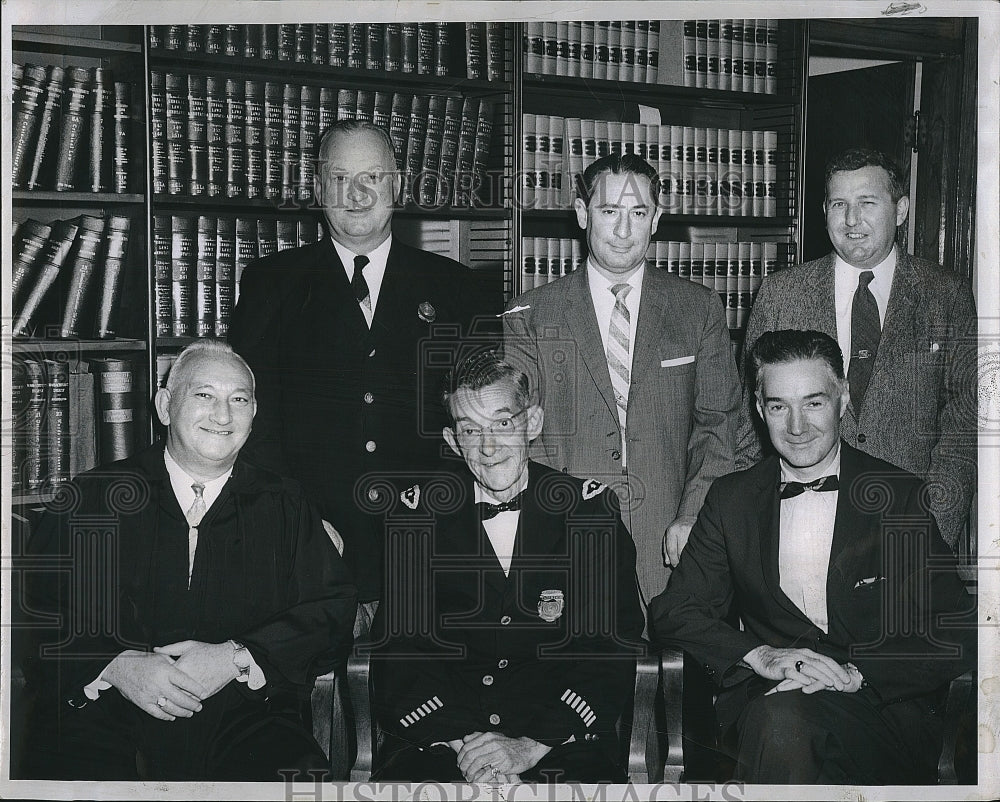 1959 Press Photo John Smith promoted to Captain w/ Judge Philip Sherman, Chief - Historic Images