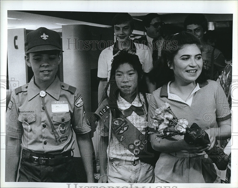 1987 Press Photo Boy Scout Peter Colwell &amp; Girls scout Tracy Ma greets Soviet - Historic Images