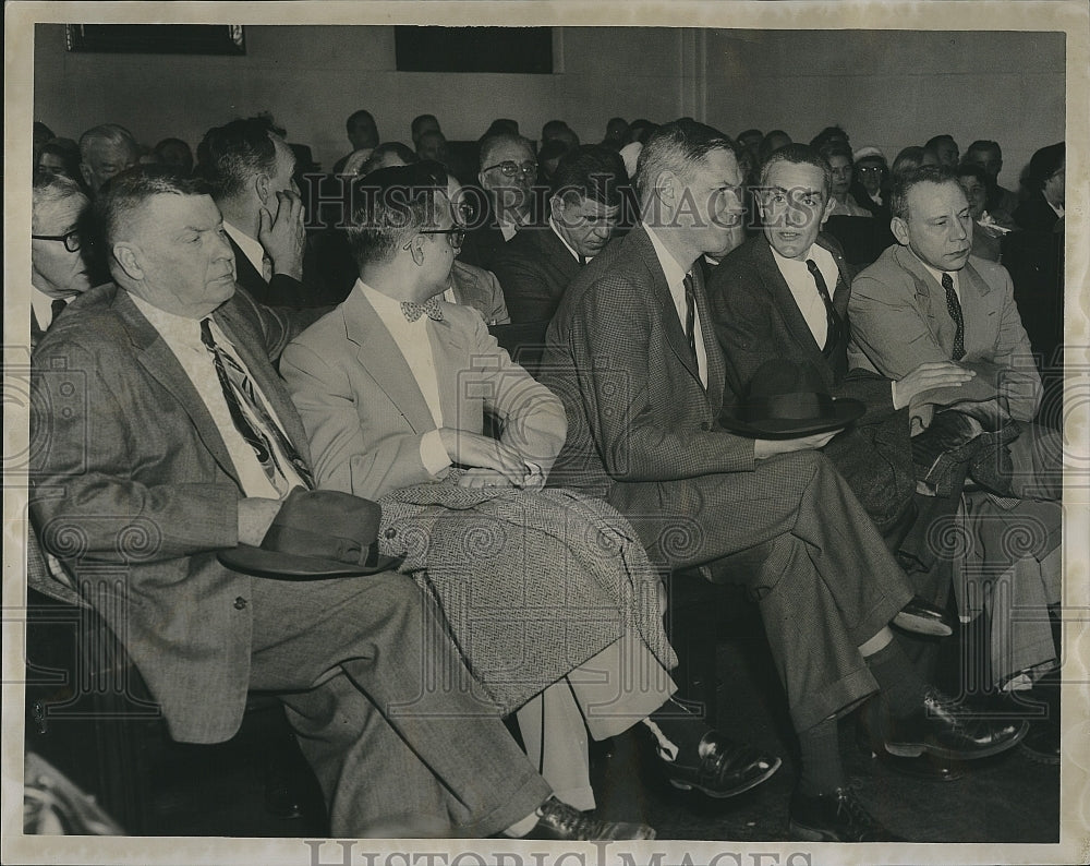 1958 Press Photo Daniel Boone Shirmer at Red hearing at Federal building - Historic Images