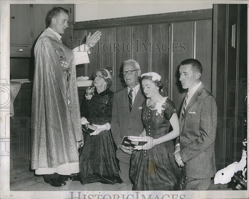 1956 Press Photo Rev.Thomas David Welch gives blessed to Mr and Mrs. John Welch. - Historic Images