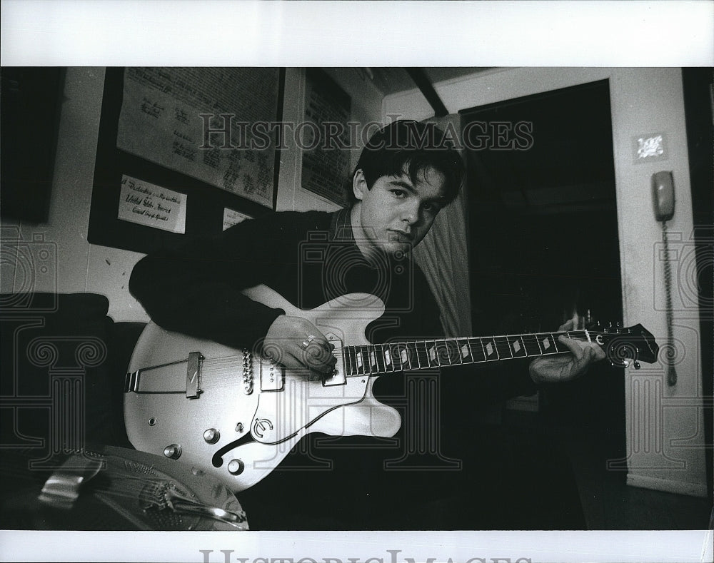 1997 Press Photo Monster Mike Welch the blues man of Lexington playing guitar - Historic Images